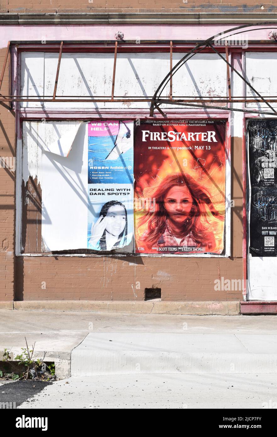 Une affiche pour le film Firestarter plastred à un mur d'un bâtiment abandonné Banque D'Images