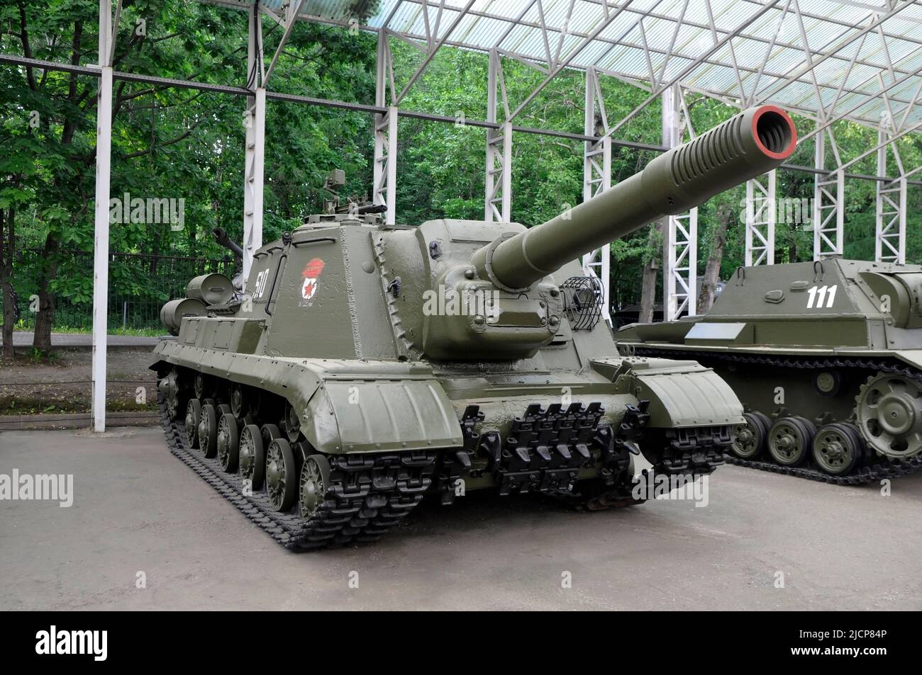 Moscou, Russie - 12 juin 2022 : le mont de l'artillerie soviétique lourde automotrice ISU-152, une exposition au Musée de la victoire sur la colline Poklonnaya. Banque D'Images