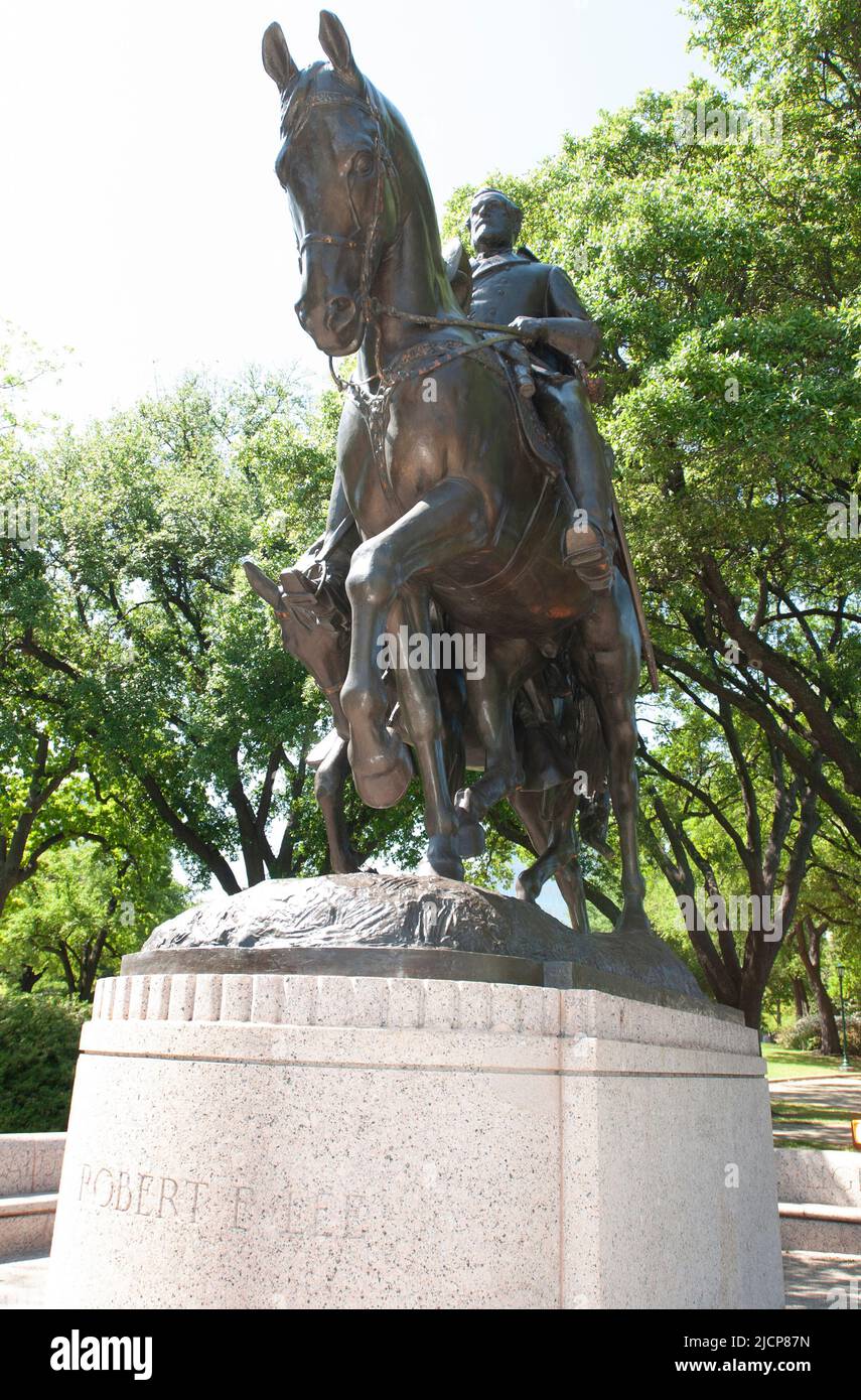 Robert E. Lee et la statue du voyageur à Lee Park à Dallas, Texas ca. 2013 Banque D'Images