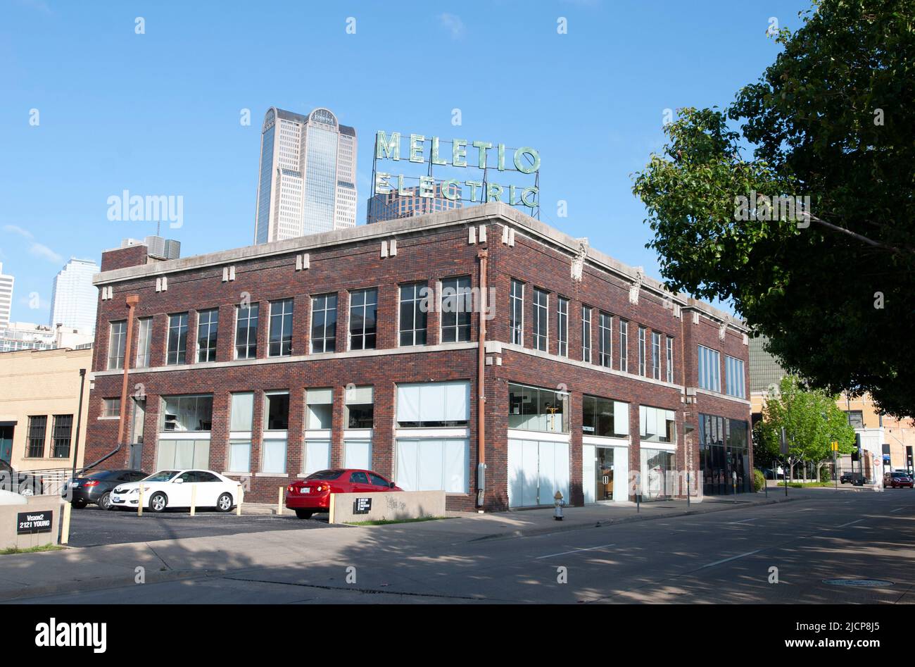 Voitures garées dans un parking du bâtiment Meletio Electirc du centre-ville de Dallas, Texas Banque D'Images
