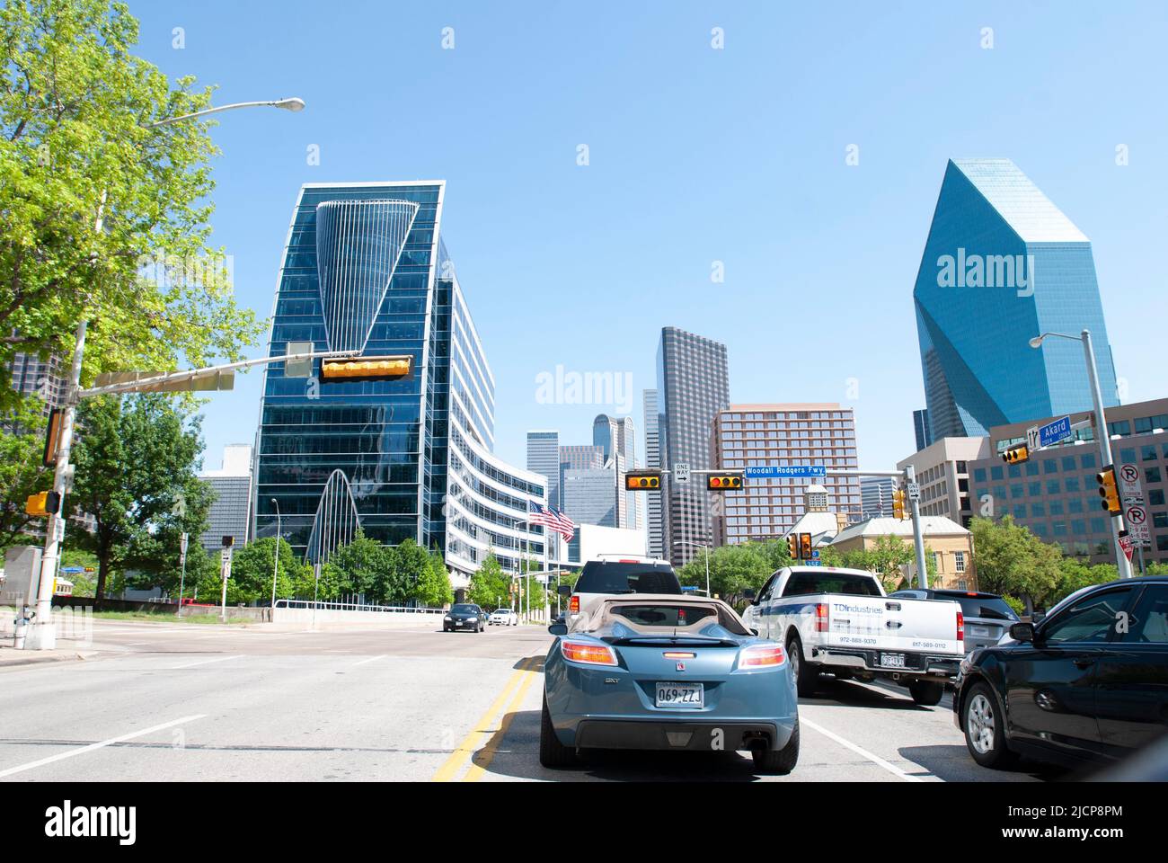 Circulation automobile à l'angle de l'autoroute Akard et Woodall Rogers à Dallas, Texas, vers. 2013 Banque D'Images