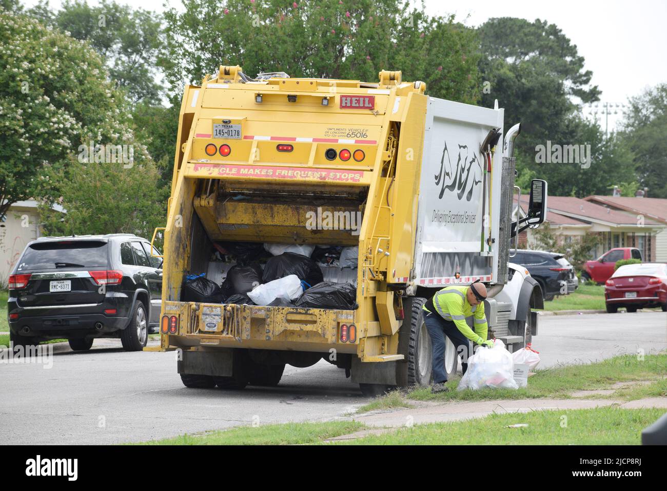 Les travailleurs sanitaires de la ville d'Irving Texas ramassent les déchets dans un quartier résidentiel Banque D'Images