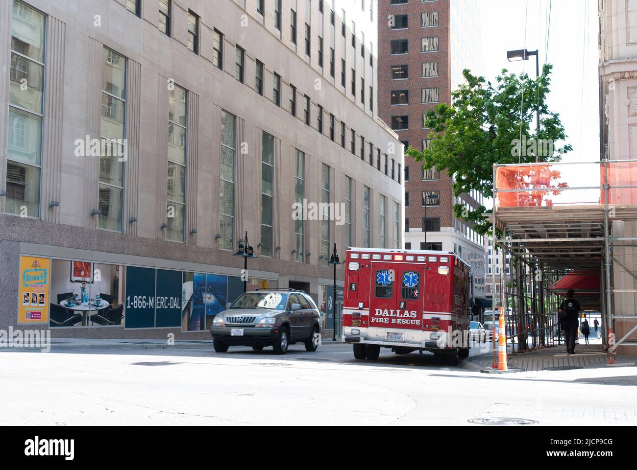 Scène de rue dans le centre-ville de Dallas, Texas, Ambulance garée sur le côté de la rue ca. 2013 Banque D'Images
