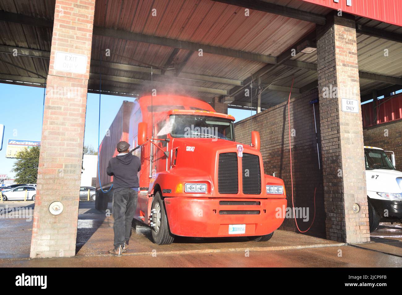Semi-camion lavé tôt le matin à un lavage de camion à Irving, Texas Banque D'Images