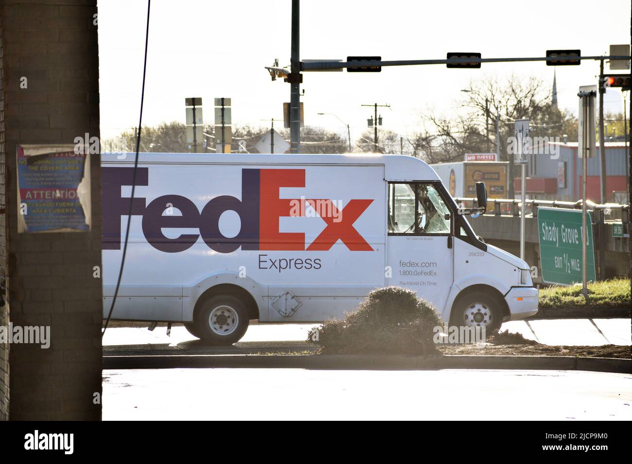 Le camion de livraison FedEx s'est arrêté au feu de circulation Banque D'Images
