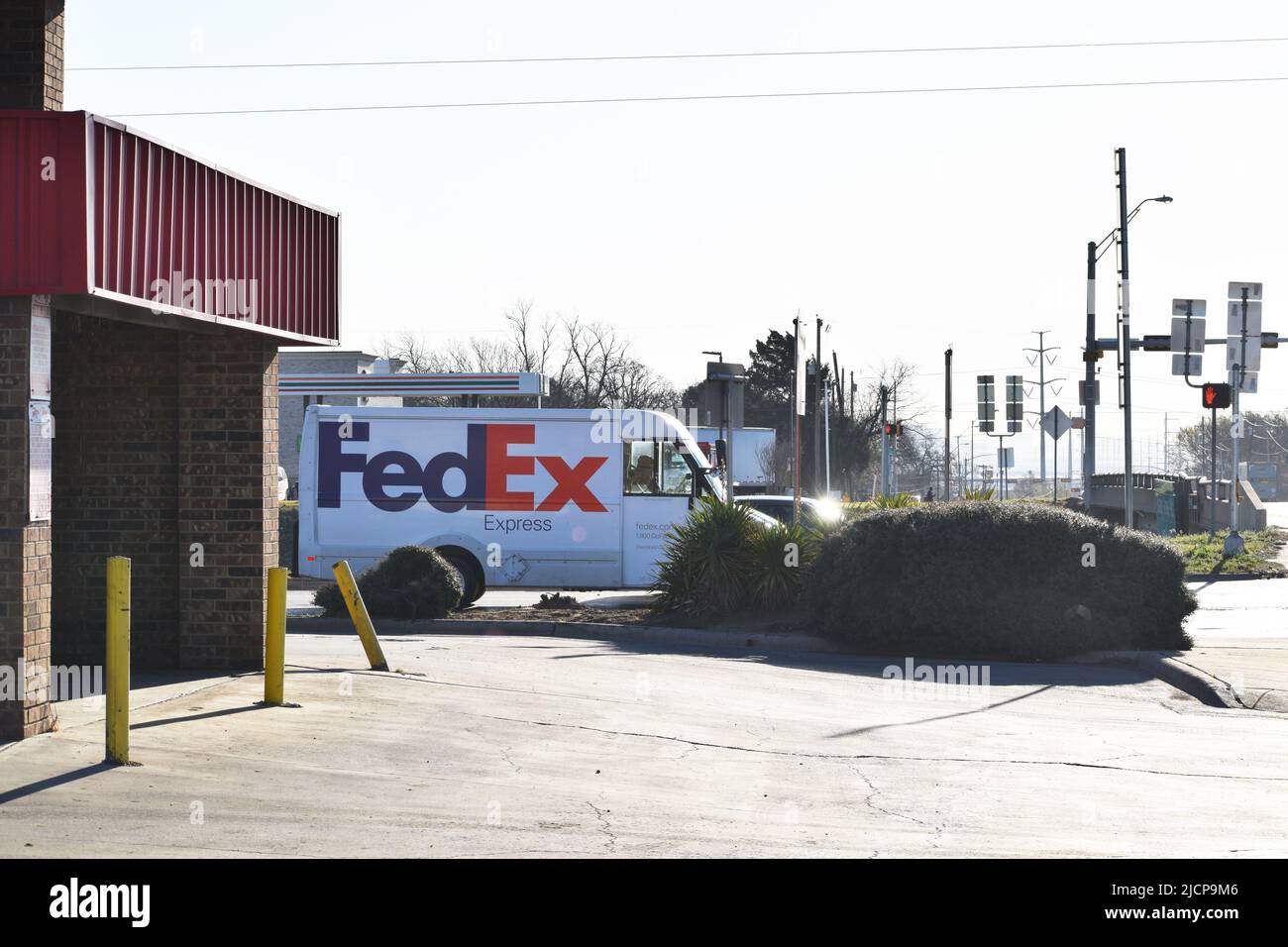 Le camion de livraison FedEx s'est arrêté au feu de circulation Banque D'Images