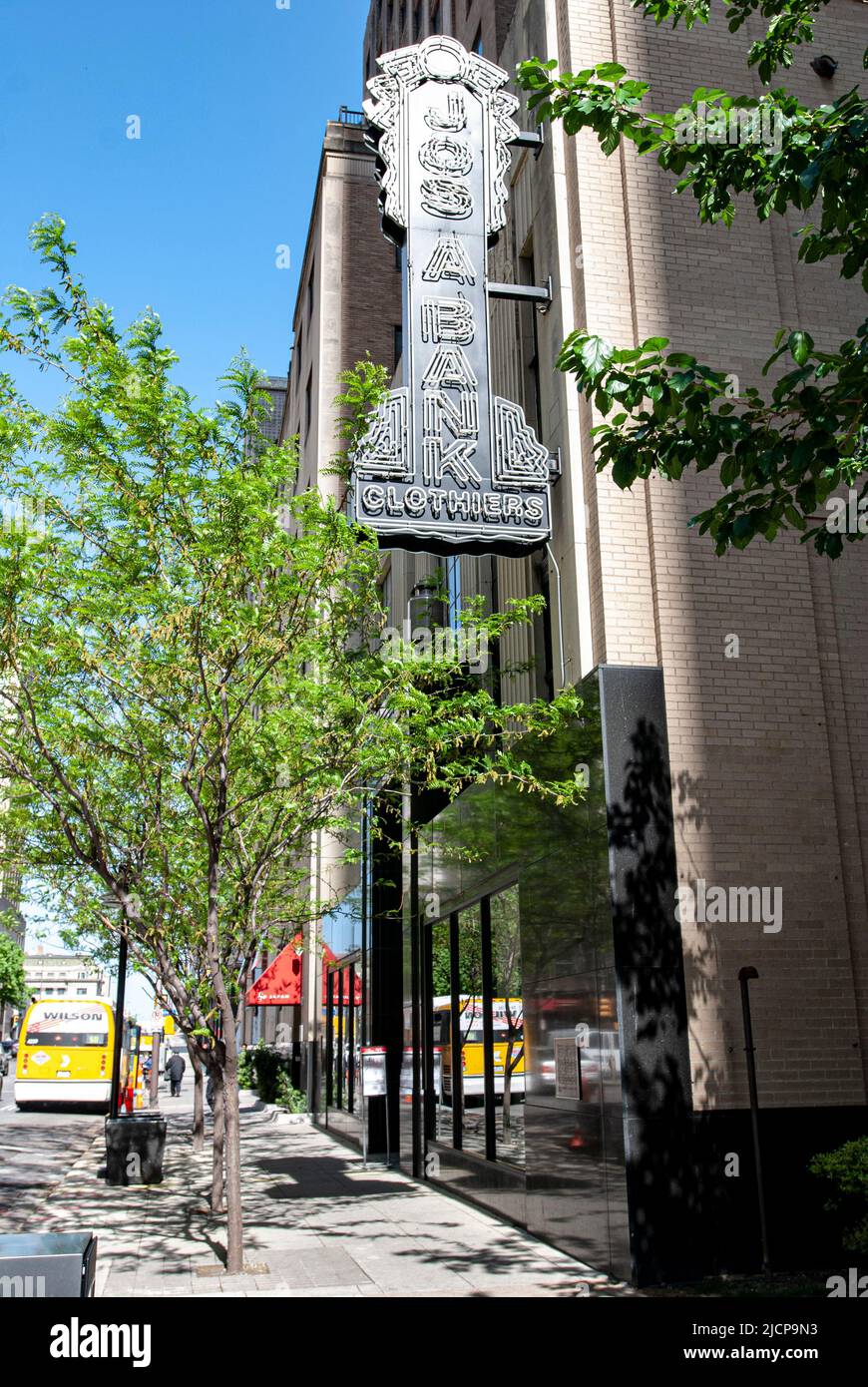 Scène de rue dans le centre-ville de Dallas, Texas; Jos. A. magasin de vêtements de banque ca. 2013 Banque D'Images