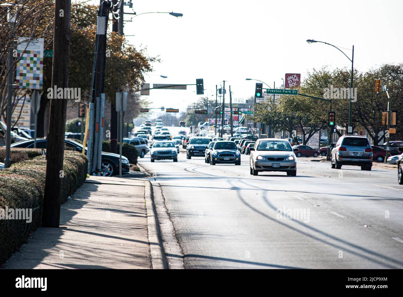 Trafic Auotmobile dans une rue de ville animée de Dallas Texas (Lovers Lane) Banque D'Images