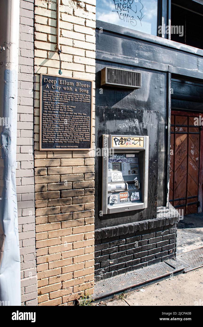 Deep Ellum Area de Dallas, Texas : machine ATM non fonctionnelle vandalisée avec des autocollants et des graffitis Banque D'Images