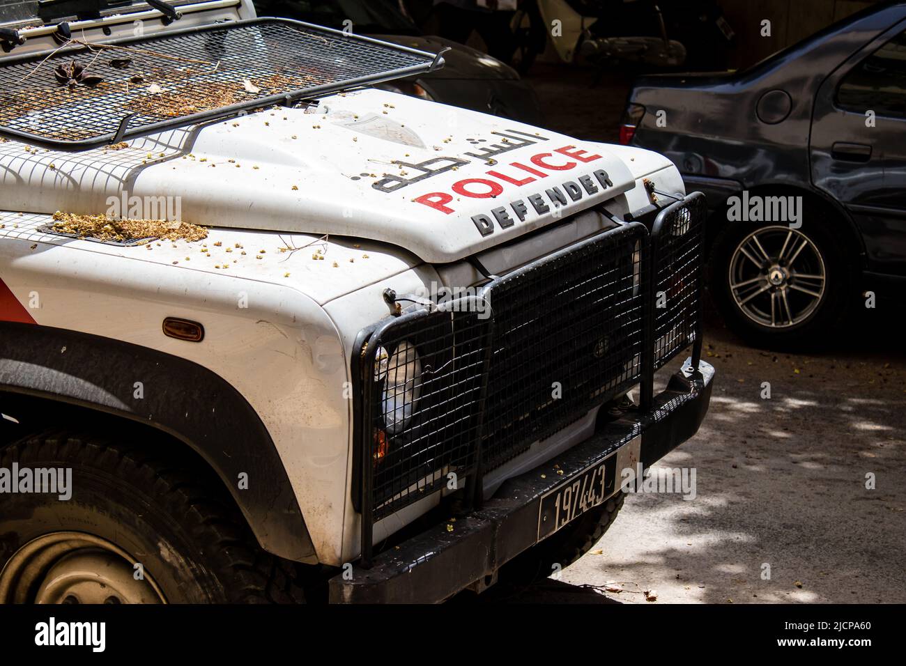 Fès, Maroc - 14 juin 2022 une voiture de police patrouilant dans les rues de Fès pendant l'épidémie de coronavirus qui frappe le Maroc, il est obligatoire de porter un masque Banque D'Images