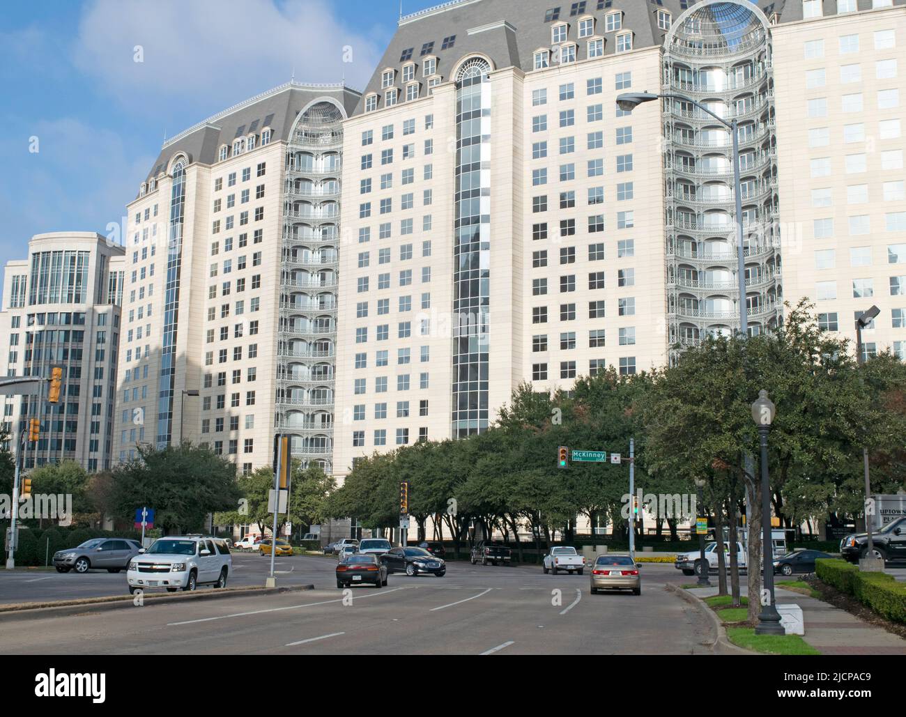 Trafic en face de l'hôtel Crescent court: Luxury Hotel & Spa à Dallas, Texas ca. 2014 Banque D'Images
