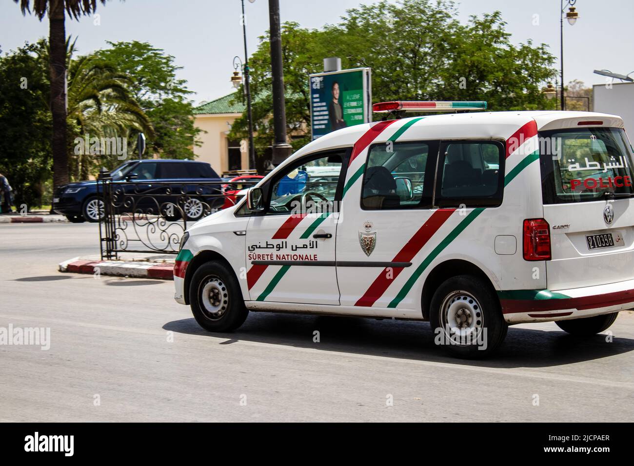 Fès, Maroc - 14 juin 2022 une voiture de police patrouilant dans les rues de Fès pendant l'épidémie de coronavirus qui frappe le Maroc, il est obligatoire de porter un masque Banque D'Images