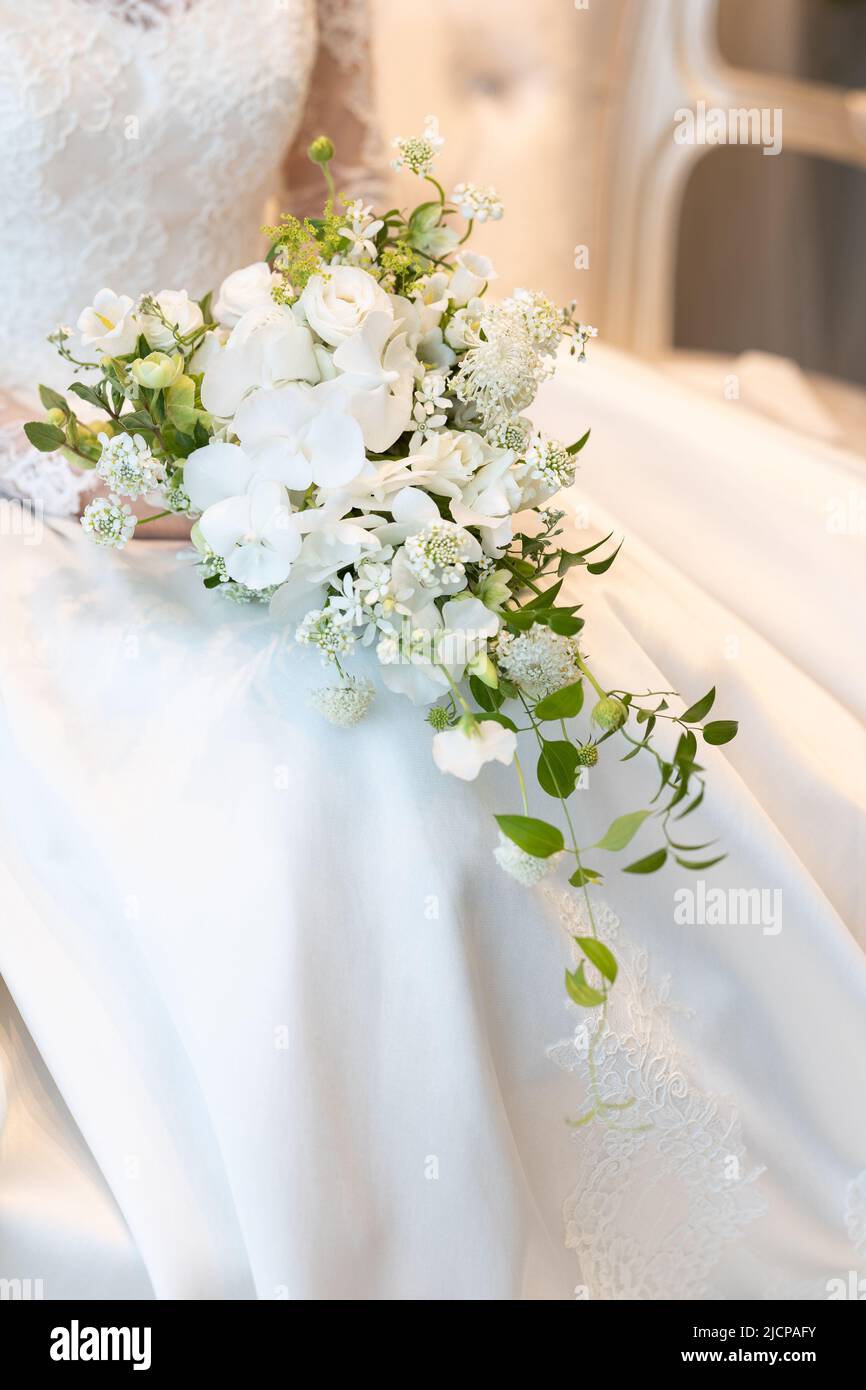 Mariée tenant un bouquet de mariage gros plan Banque D'Images