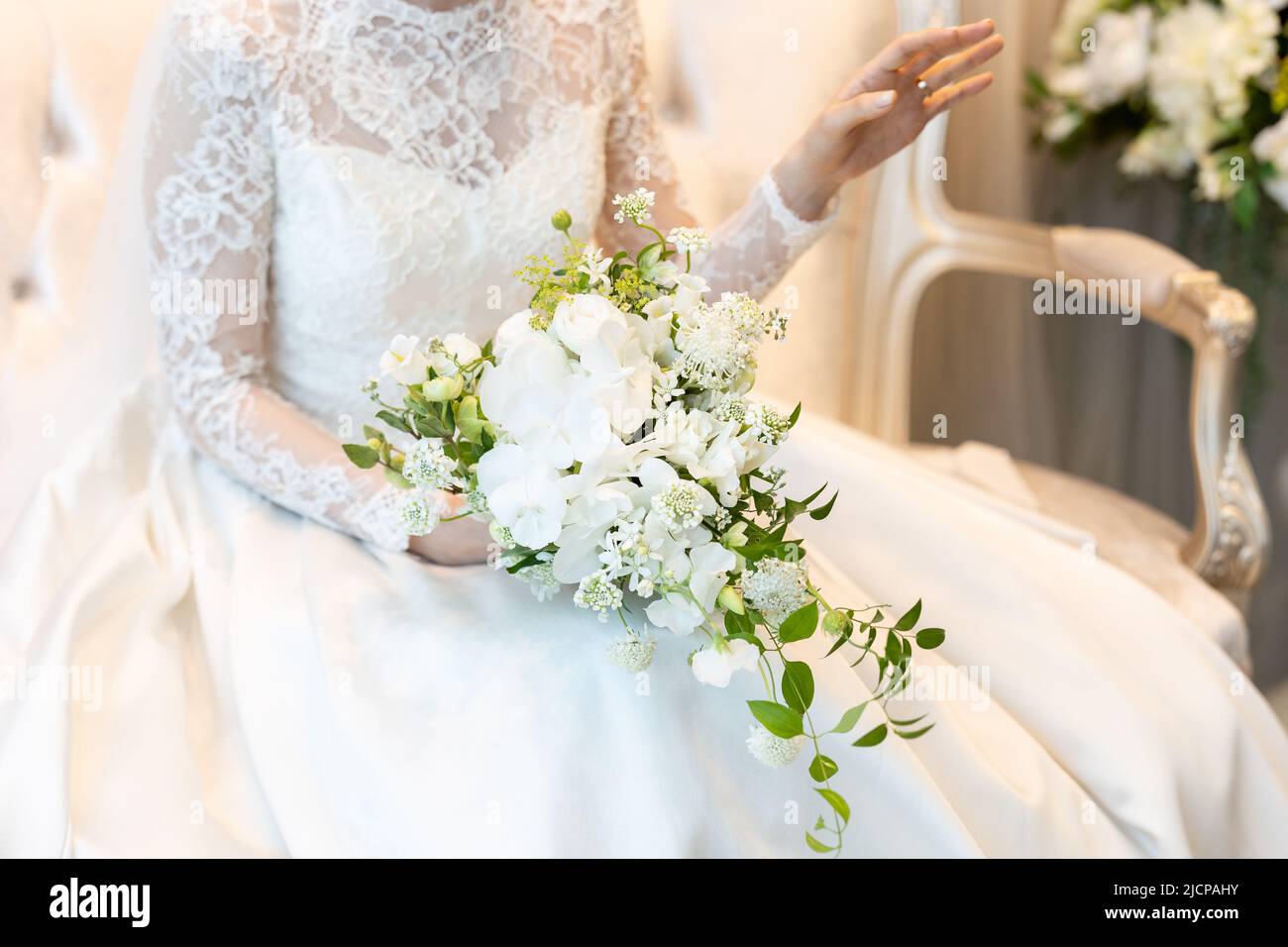Mariée tenant un bouquet de mariage gros plan Banque D'Images