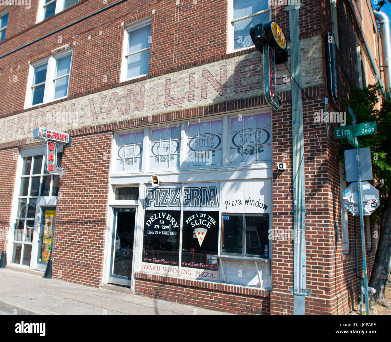 Deep Ellum Area de Dallas, Texas: Zini's Pizzeria ca. 2013 Banque D'Images