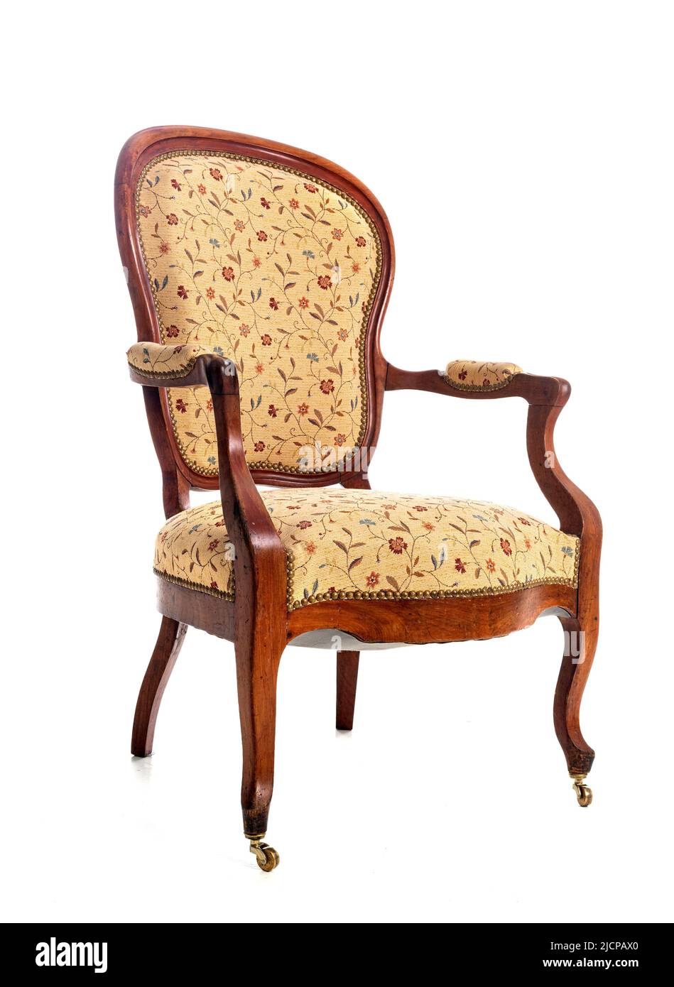 fauteuil ancien devant un fond blanc Banque D'Images