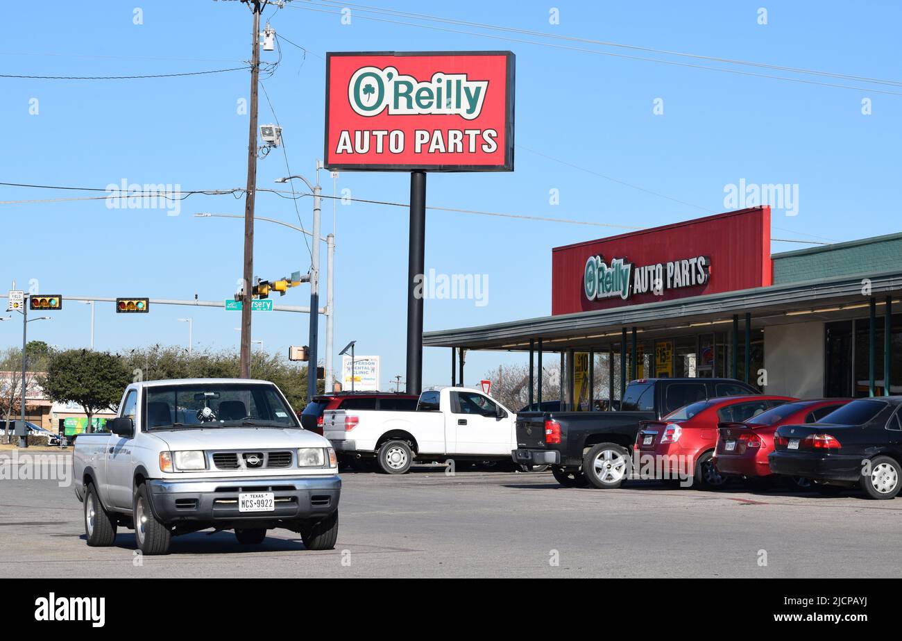 Voitures garées devant un magasin O'Reilly Auto Parts à Irving, Texas (South Irving) Banque D'Images