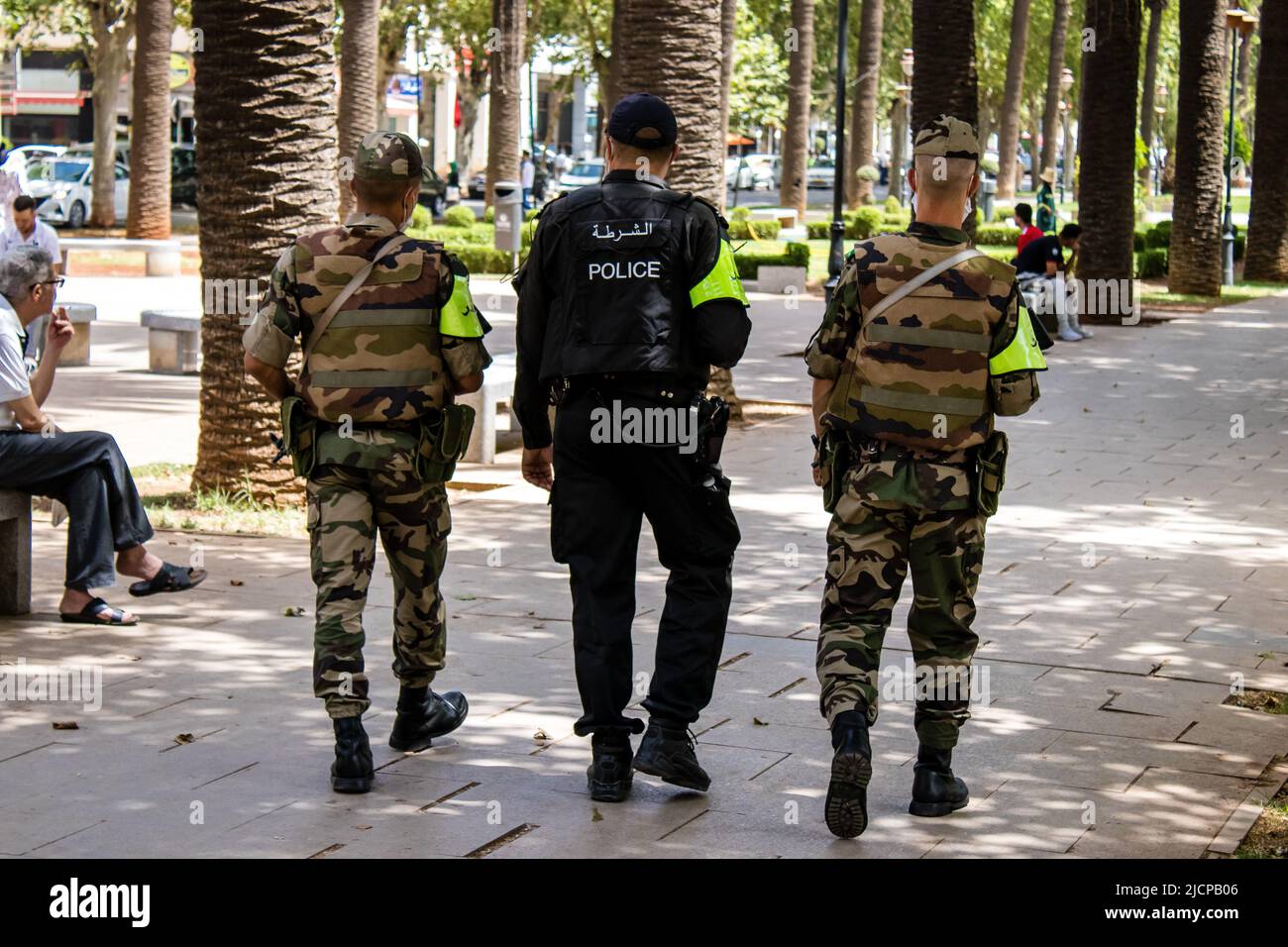 Fès, Maroc - 14 juin 2022 la police patrouilant dans les rues de Fès pendant l'épidémie de coronavirus qui frappe le Maroc, il est obligatoire de porter un masque Banque D'Images