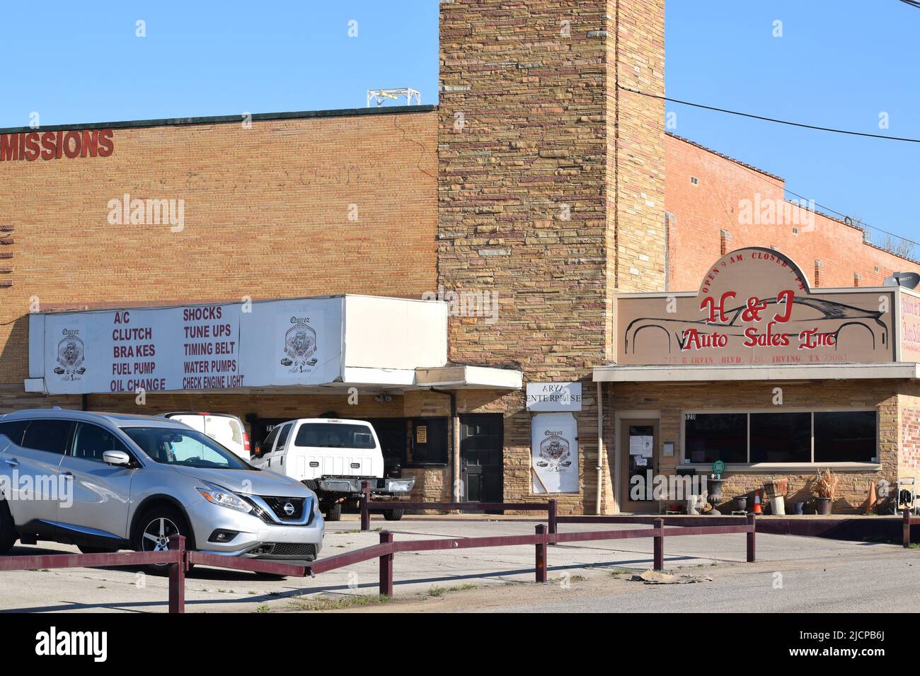 Un ancien cinéma a été réaffecté à un atelier de réparation automobile moderne à Irving, Texas Banque D'Images