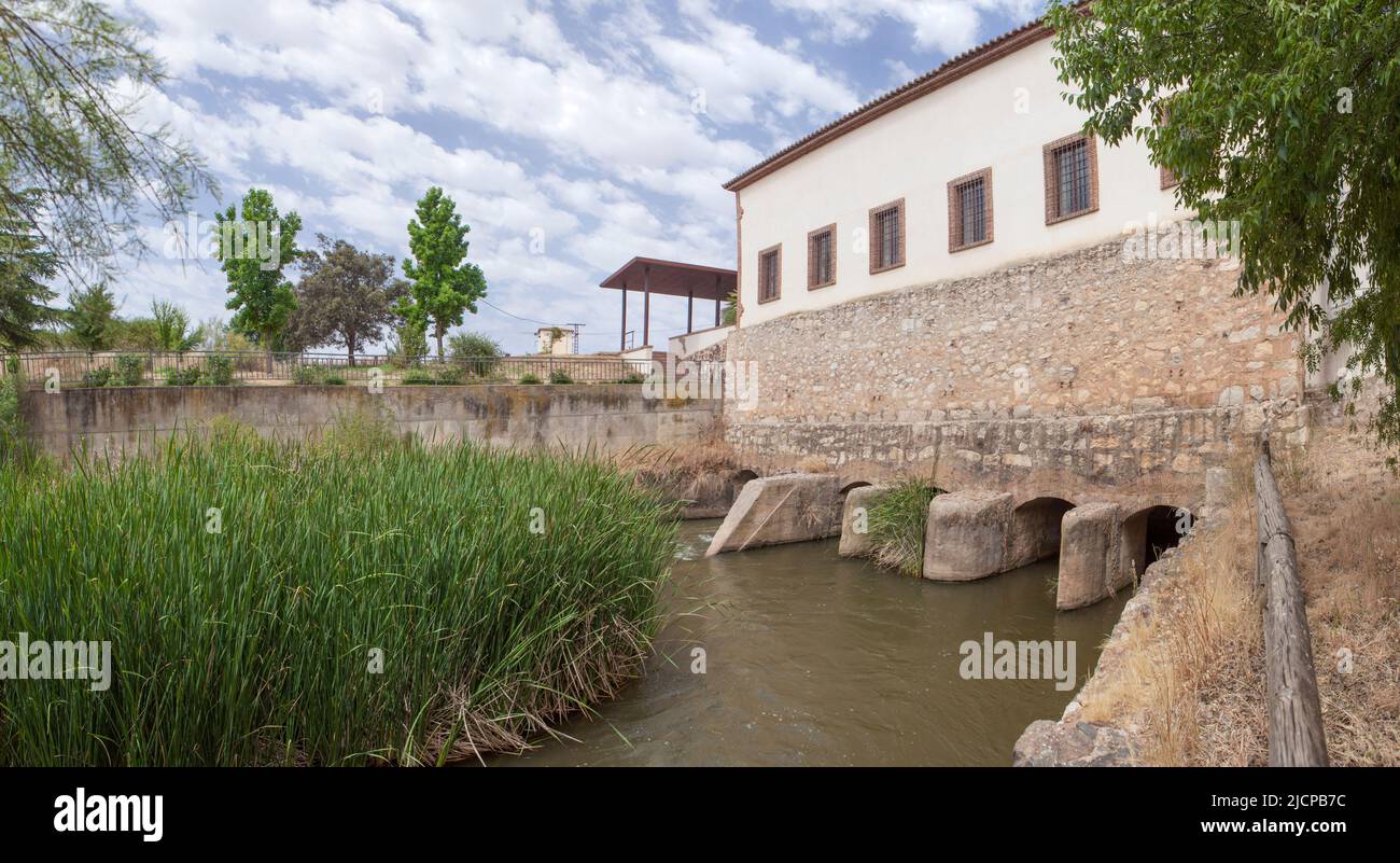 Le bâtiment Fabrica de la Luz, ancienne centrale d'alimentation électrique, abrite désormais le centre d'accueil des visiteurs d'El Berrocal, à Merida, en Espagne Banque D'Images