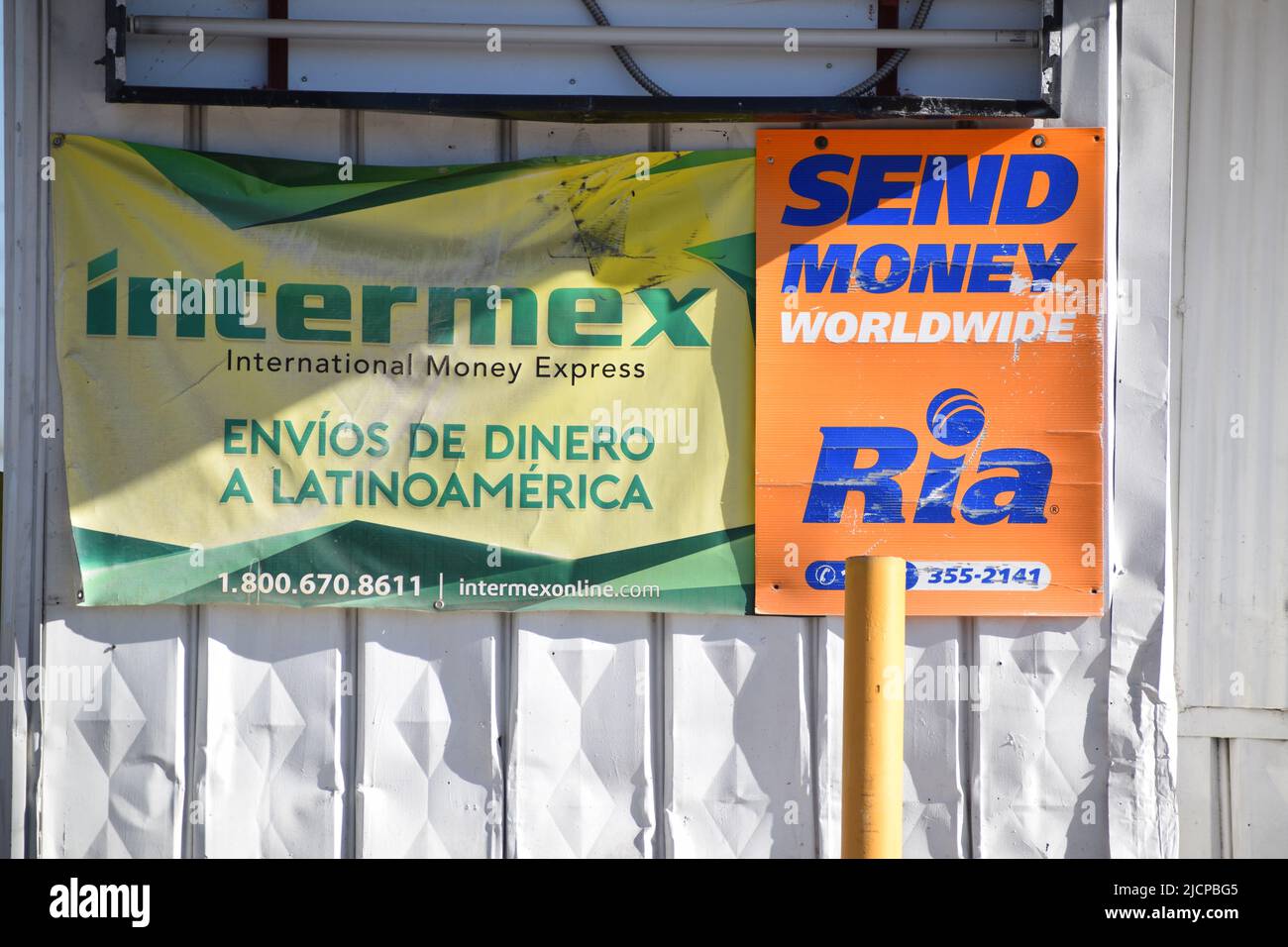 Bannières publicitaires pour les paiements Intermex International Money Express et Ria Banque D'Images