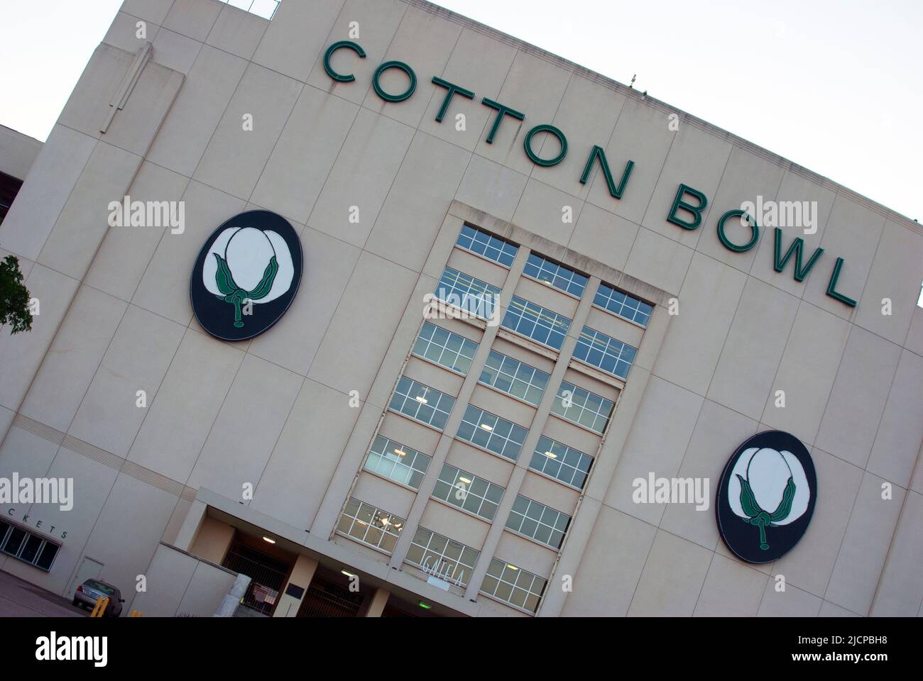 Photo diagonale de la façade du Cotton Bowl à Dallas Texas à Fair Park Banque D'Images