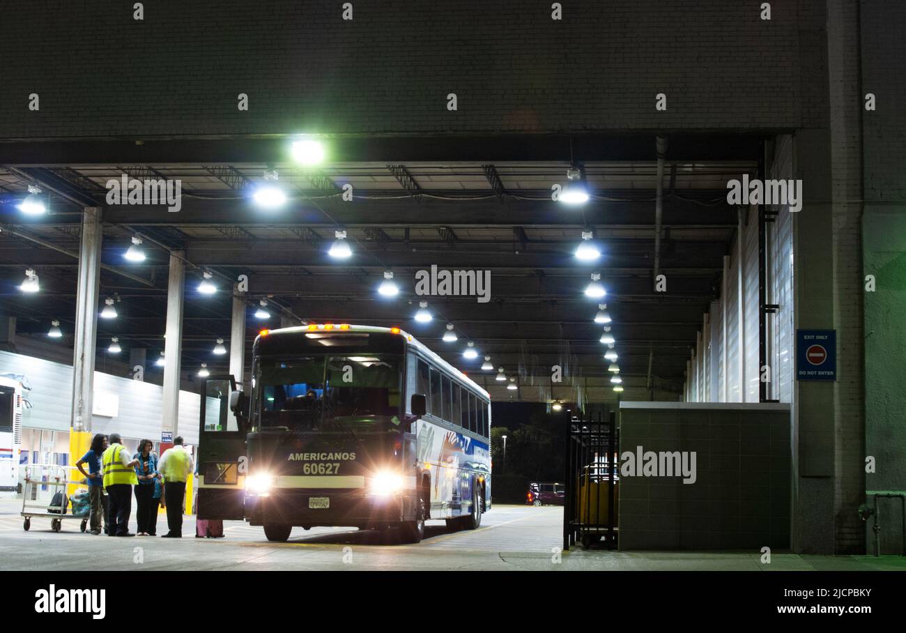 Bus régional garés à l'intérieur de la gare routière Greyhound de Dallas, Texas, la nuit Banque D'Images