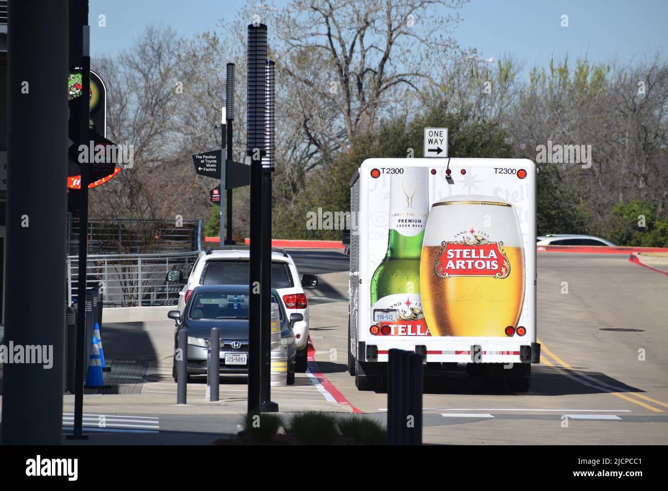 Un camion de livraison de bière Stella Artois garé à l'extérieur d'un établissement de boissons Banque D'Images