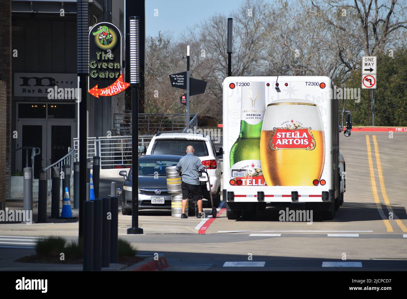 Un homme livrant des fûts de bière de son camion de livraison de bière Stella Artois à l'un des sites musicaux de l'usine de musique Toyota à Irvin Banque D'Images