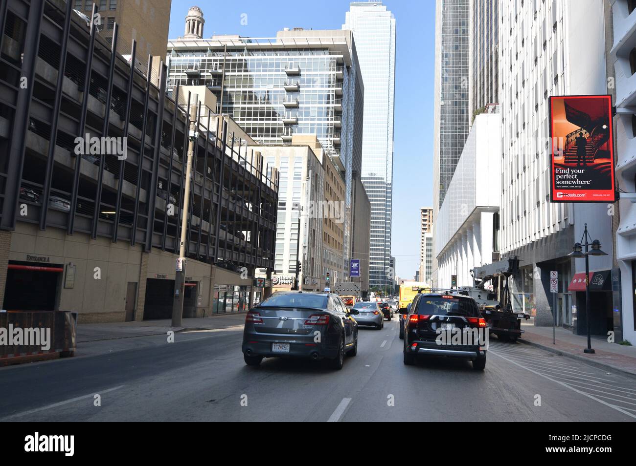 Circulation sur Elm Street près d'Akard dans le centre-ville de Dallas, Texas (face à l'ouest) Banque D'Images