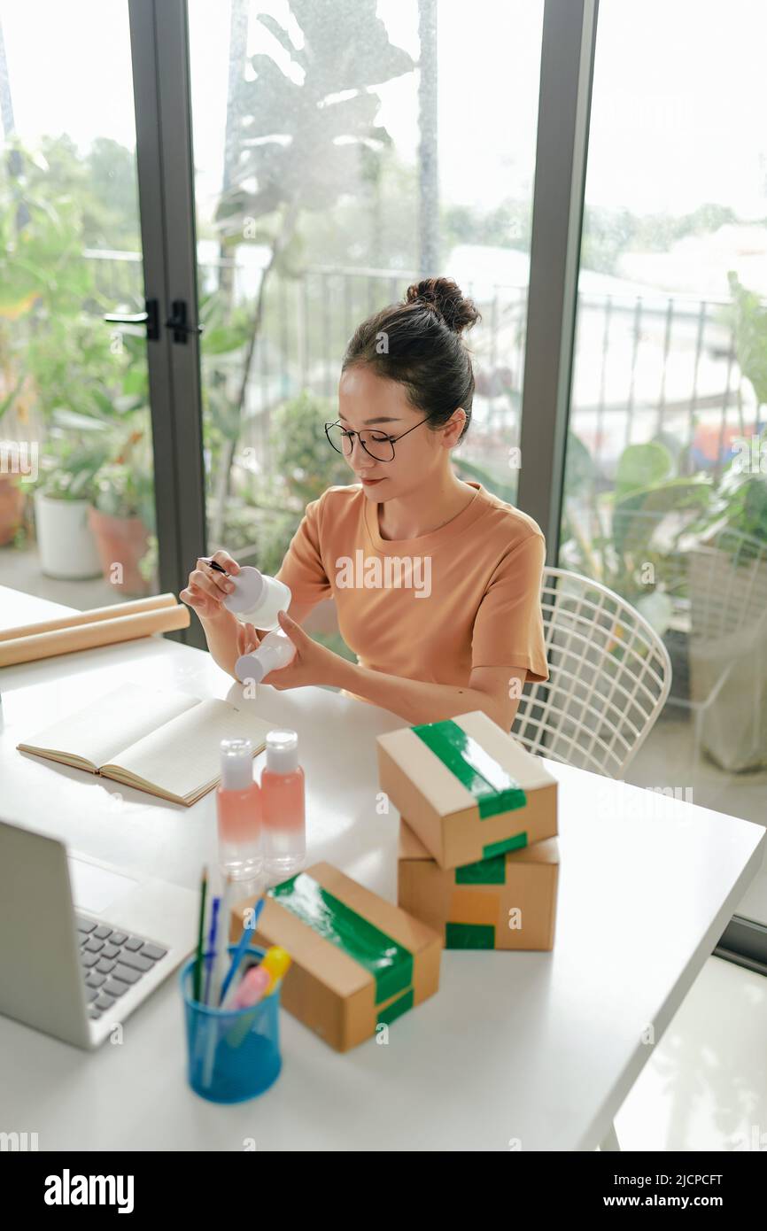 Entrepreneur asiatique réussi à vérifier la qualité de ses produits naturels fabriqués à la main Banque D'Images