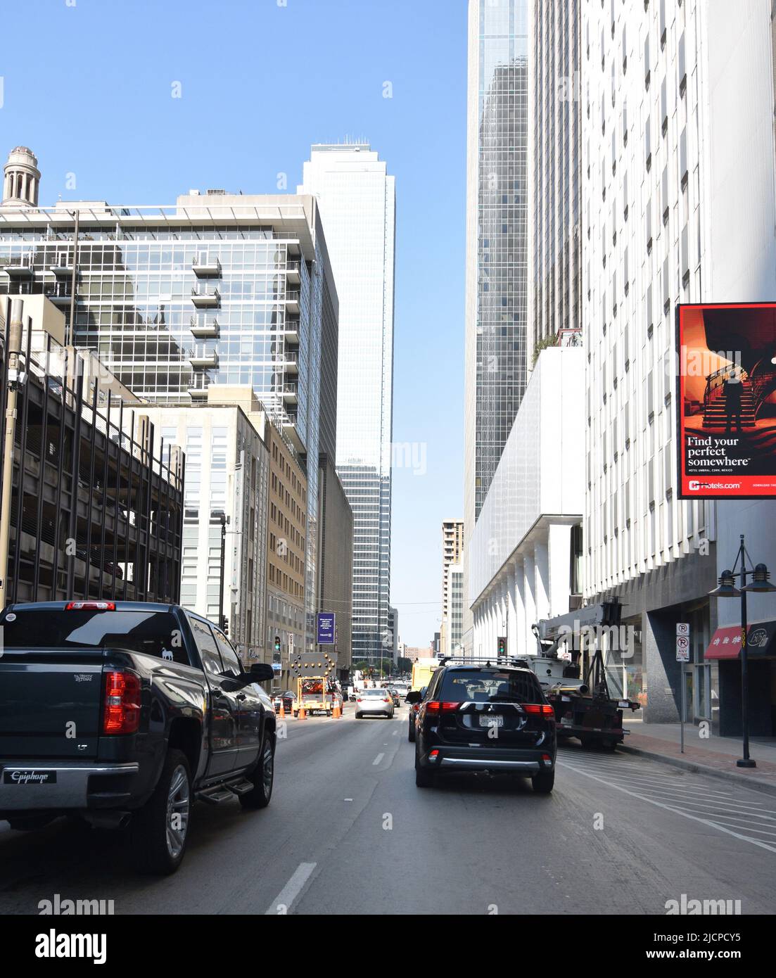 Circulation sur Elm Street près d'Akard dans le centre-ville de Dallas, Texas (face à l'ouest) Banque D'Images