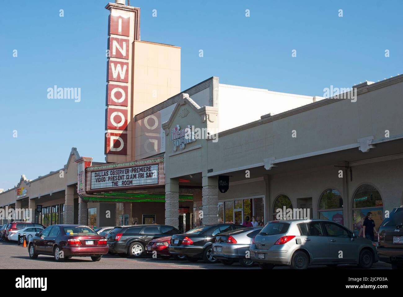 Voitures garées devant le cinéma Inwood dans la journée à Dallas, Texas Banque D'Images