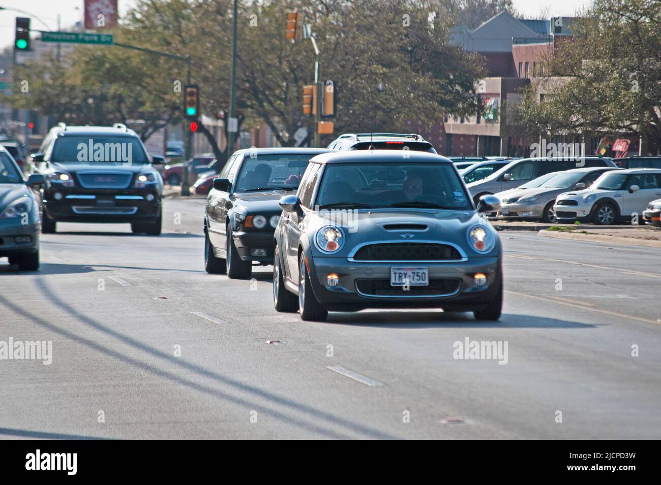 Trafic Auotmobile dans une rue de ville animée de Dallas Texas (Lovers Lane) Banque D'Images