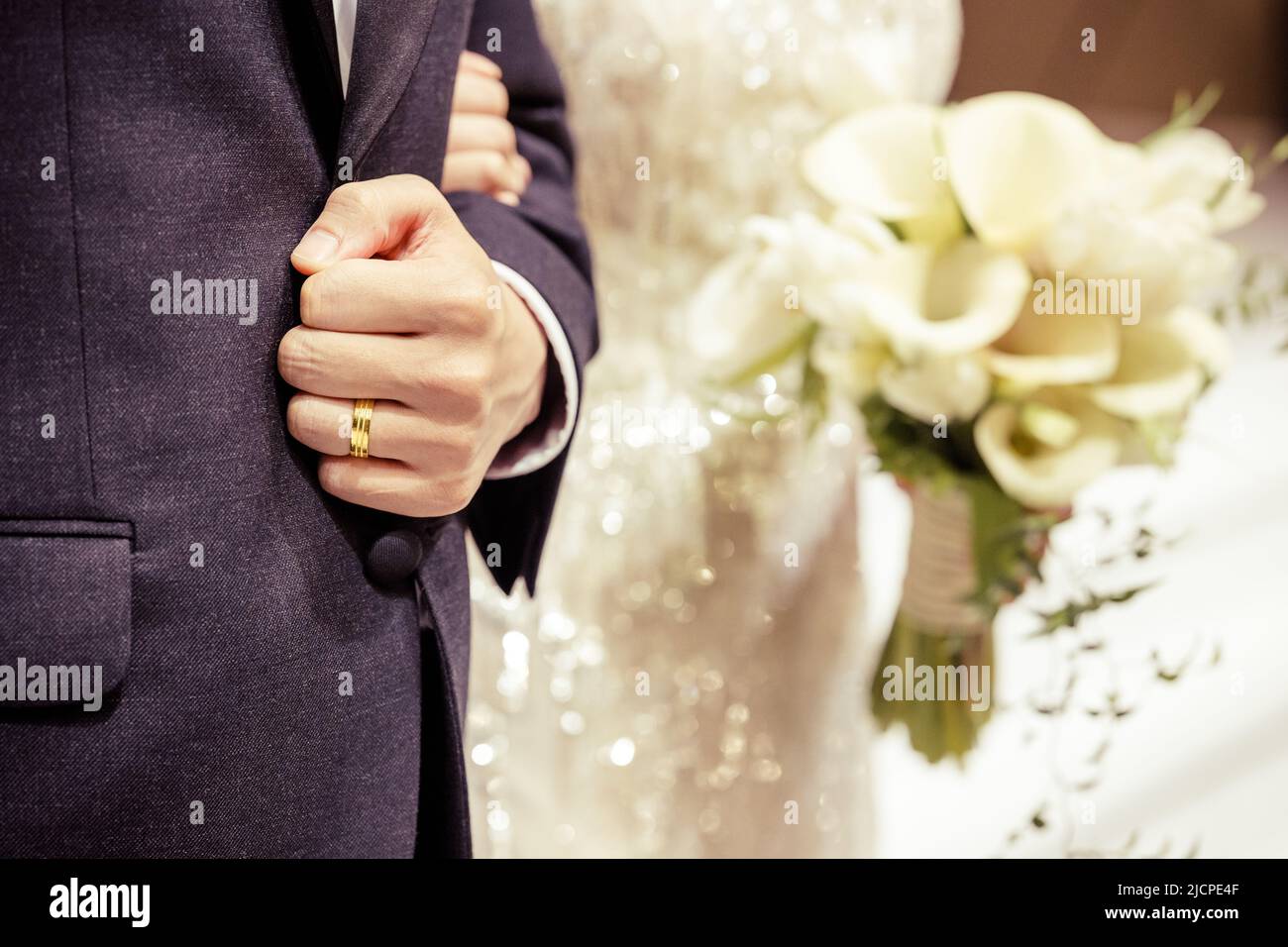 Une image en gros plan de l'anneau de mariage du marié dans le lieu de mariage Banque D'Images