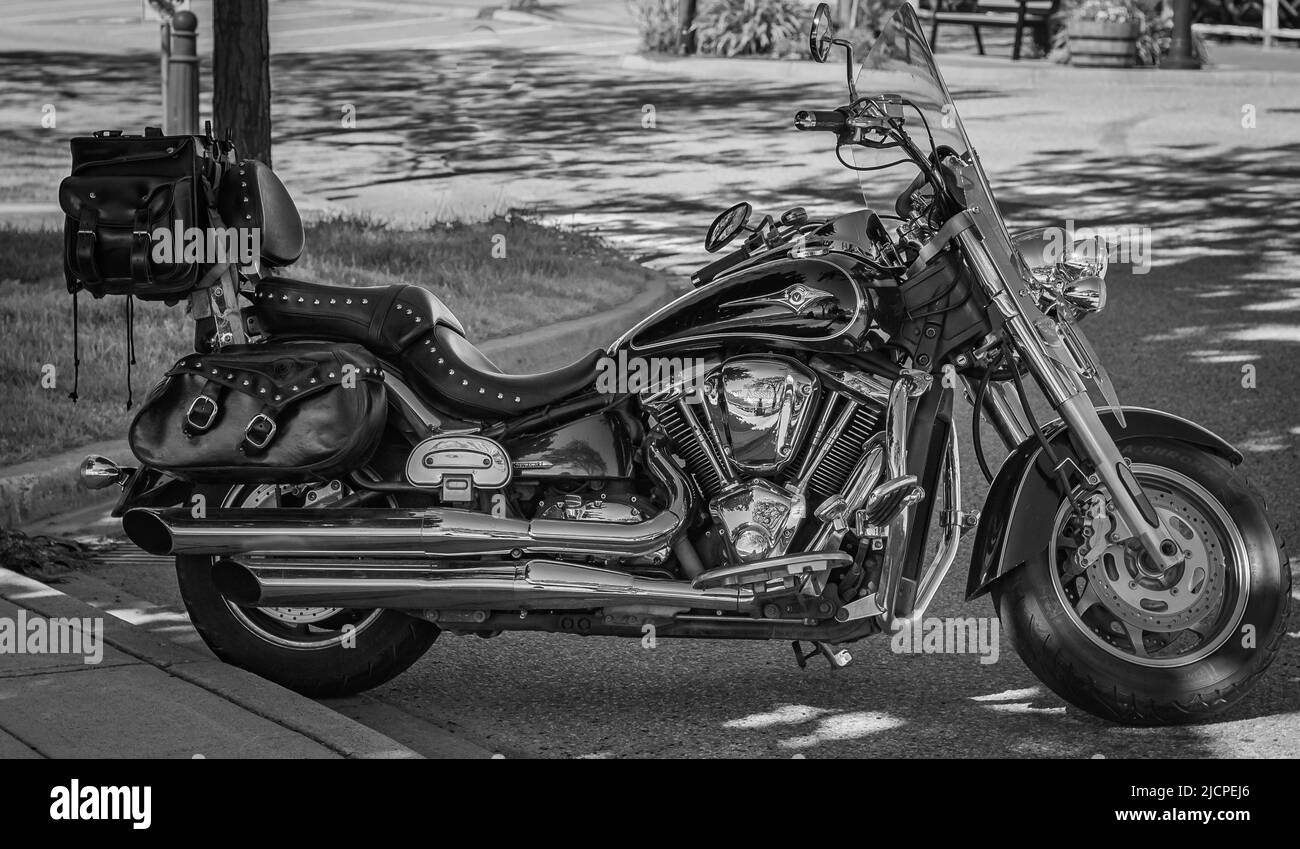 Photo en noir et blanc d'une moto Kawasaki sur une rue . Photo monochrome de style vintage d'un moteur de moto noir en gros plan. Personne, sélectif FO Banque D'Images