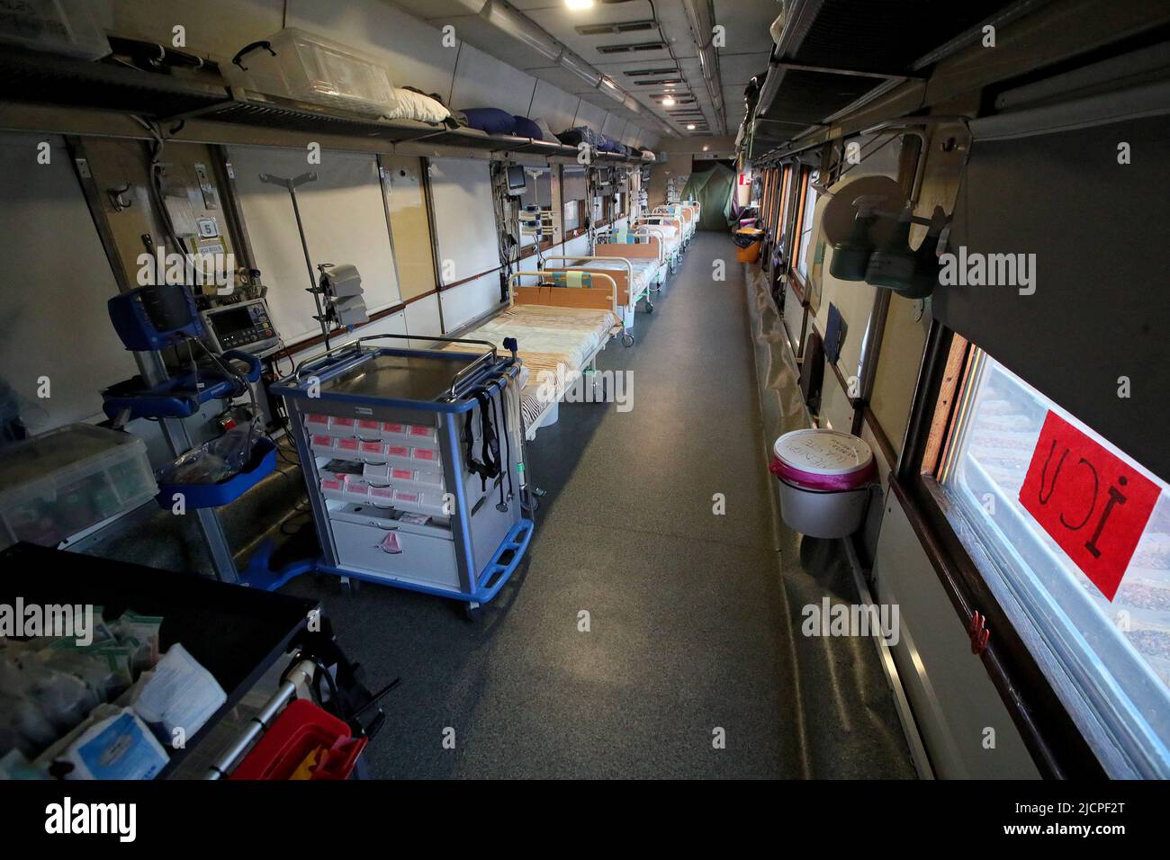 KIEV, UKRAINE - 14 JUIN 2022 - des lits pour les blessés sont disposés à l'intérieur d'une des huit voitures d'un train médical spécial qui a été rééquipé d'un Banque D'Images