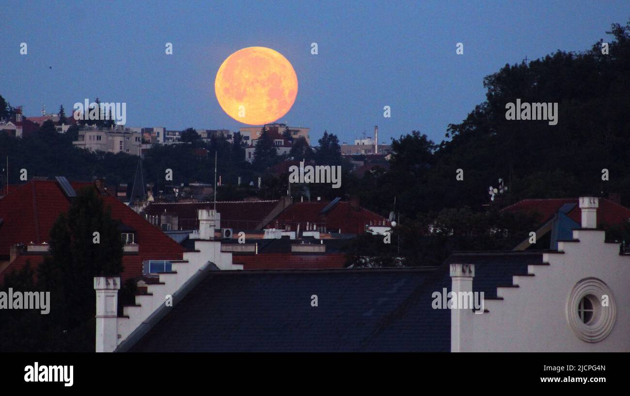 Pleine Lune Juin 2022 Une pleine lune s'élève derrière Prague, République tchèque, 14 juin 2022.  La lune a atteint sa pleine scène mardi, au cours d'un phénomène connu sous  le nom de superlune Photo Stock -