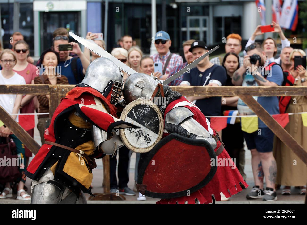 Deux chevaliers médiévaux se battent dans un duel pendant les périodes de festival historique et les époques, équipement chevaliers du Moyen âge Banque D'Images
