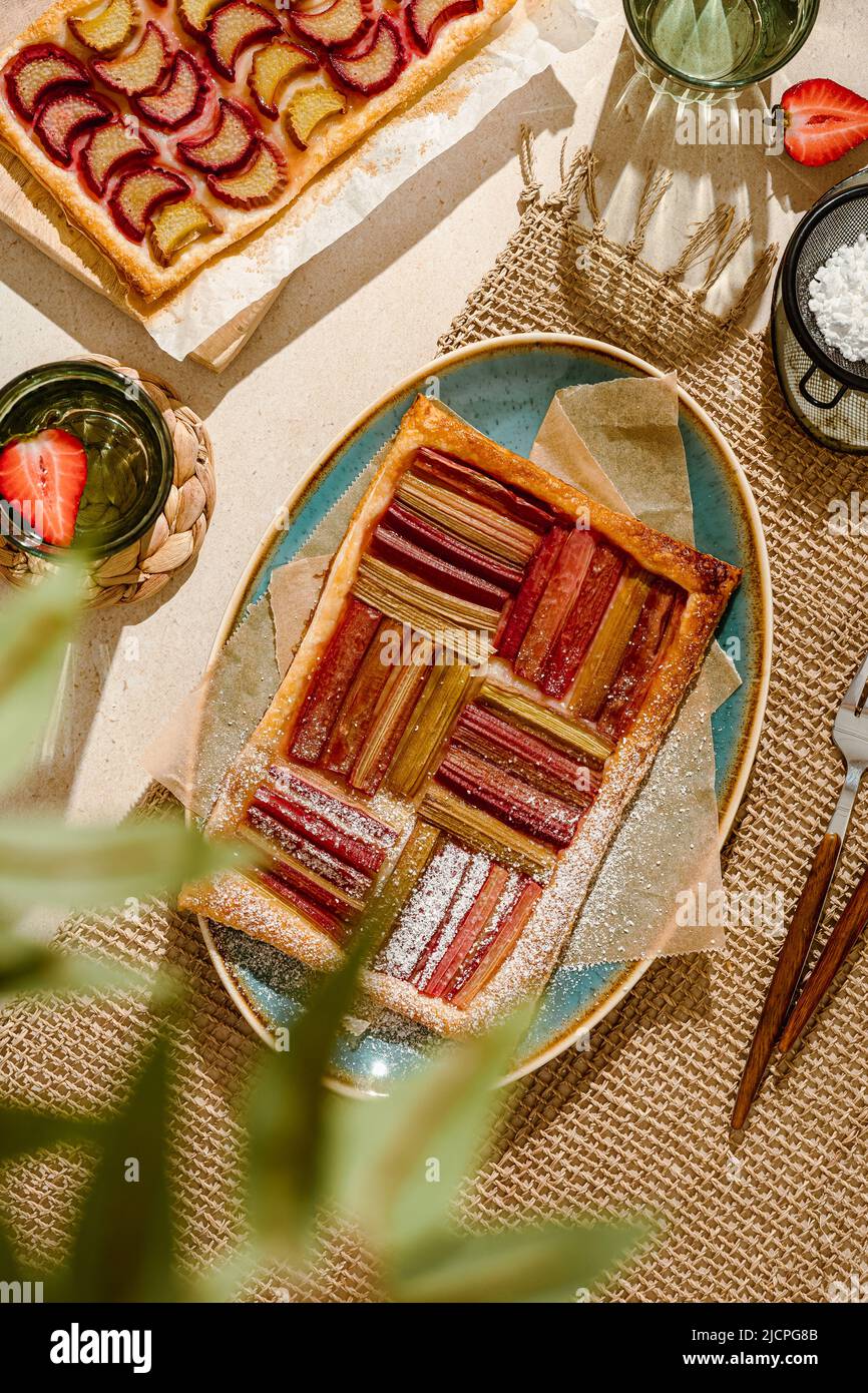 tarte rapide et simple à la rhubarbe avec glace à la vanille sur la nappe de dottet rose pour pique-nique. fête de brunch d'été pour filles avec rhubarb pi Banque D'Images
