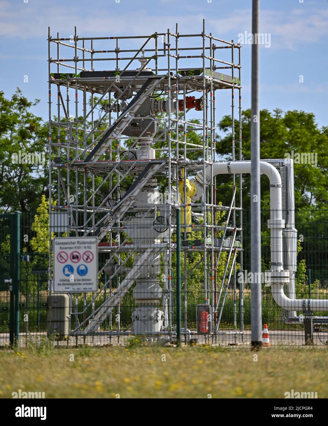 15 juin 2022, Brandebourg, Rüdersdorf: Installations de stockage de gaz naturel de Rüdersdorf du fournisseur d'énergie EWE. Le même jour, la conférence de presse annuelle de la région EWE Brandenburg et Rügen aura lieu sur le développement actuel des prix de l'énergie et la sécurité de l'approvisionnement, ainsi que sur les projets et plans régionaux dans les domaines de l'hydrogène et des énergies renouvelables. Photo: Patrick Pleul/dpa Banque D'Images