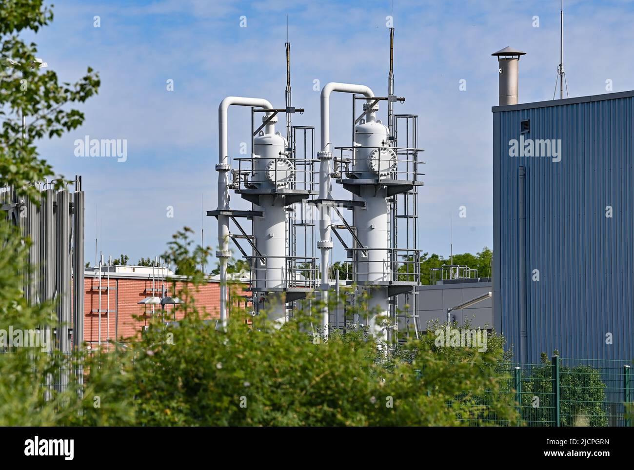 15 juin 2022, Brandebourg, Rüdersdorf: Installations de stockage de gaz naturel de Rüdersdorf du fournisseur d'énergie EWE. Le même jour, la conférence de presse annuelle de la région EWE Brandenburg et Rügen aura lieu sur le développement actuel des prix de l'énergie et la sécurité de l'approvisionnement, ainsi que sur les projets et plans régionaux dans les domaines de l'hydrogène et des énergies renouvelables. Photo: Patrick Pleul/dpa Banque D'Images