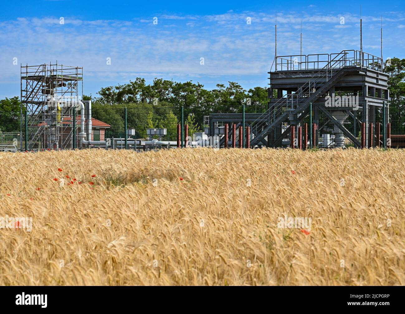 15 juin 2022, Brandebourg, Rüdersdorf: Installations de stockage de gaz naturel de Rüdersdorf du fournisseur d'énergie EWE. Le même jour, la conférence de presse annuelle de la région EWE Brandenburg et Rügen aura lieu sur le développement actuel des prix de l'énergie et la sécurité de l'approvisionnement, ainsi que sur les projets et plans régionaux dans les domaines de l'hydrogène et des énergies renouvelables. Photo: Patrick Pleul/dpa Banque D'Images