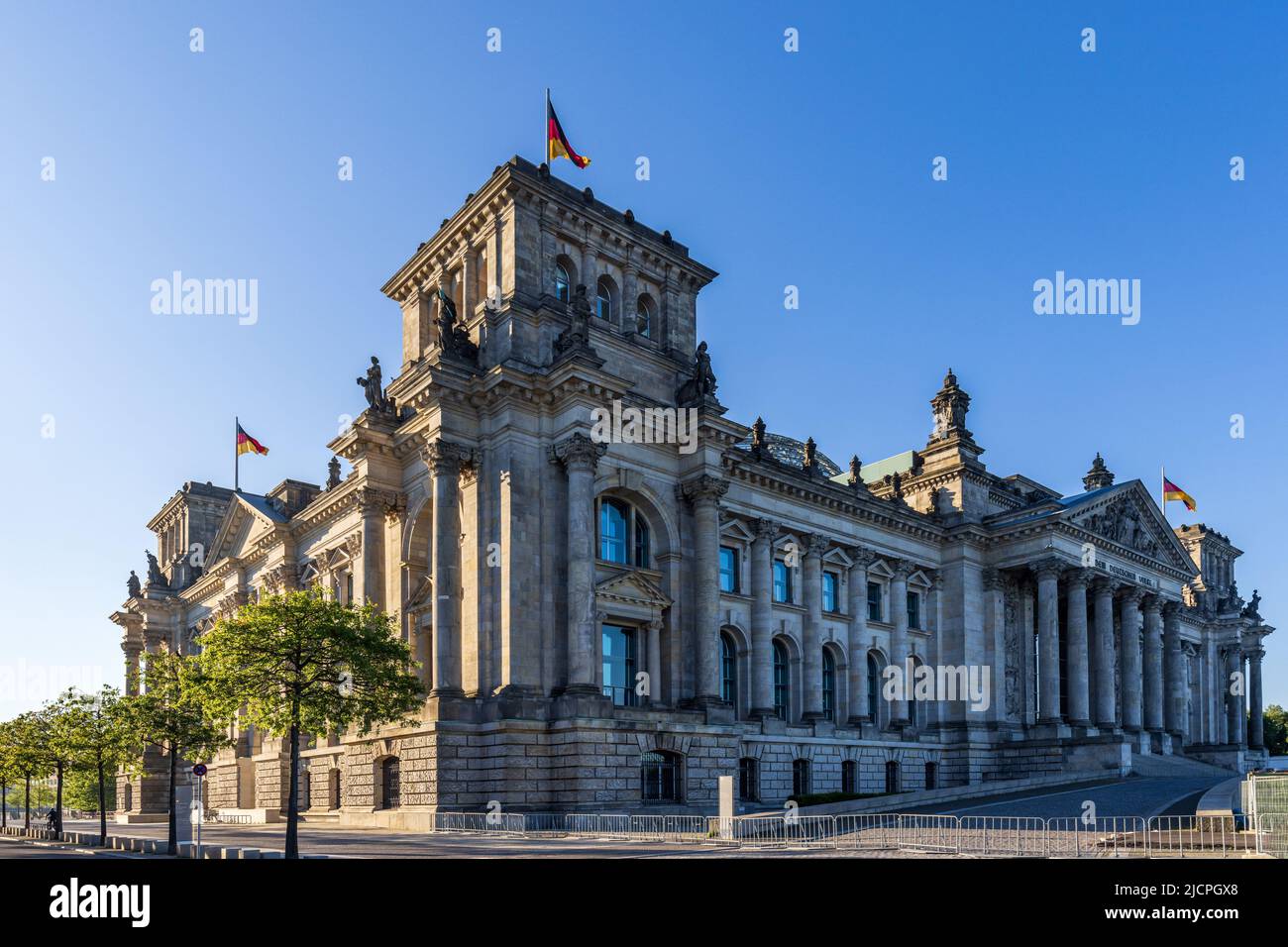 Vue sur le bâtiment historique du Reichstag depuis Ebertstrasse, Mitte, dans la ville de Berlin, en Allemagne. Banque D'Images Vue sur le bâtiment historique du Reichstag depuis Ebertstrasse, Mitte, dans la ville de Berlin, en Allemagne. Banque D'Images