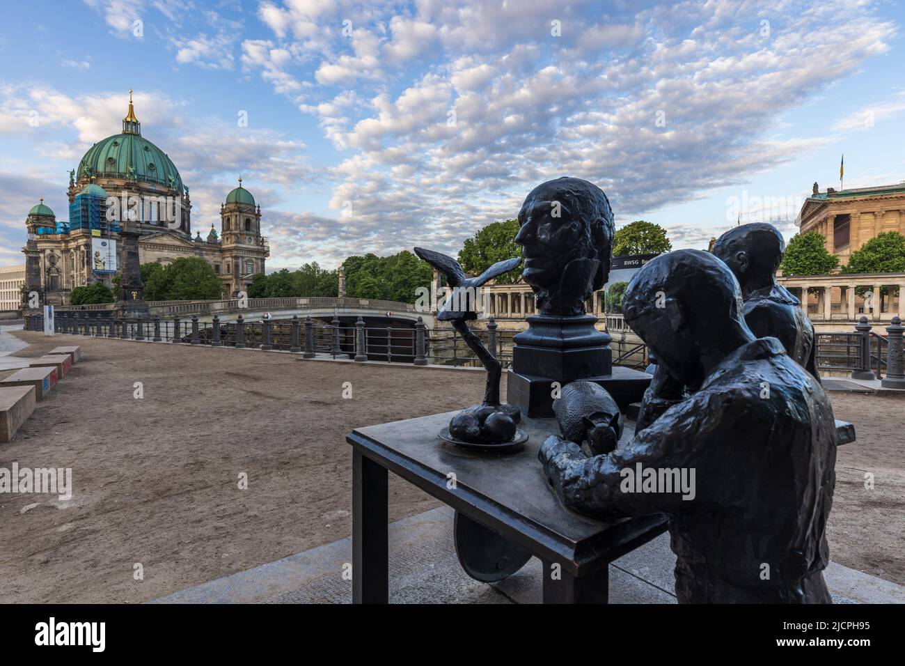 Monument situé dans le parc Monbijou, Berlin, en hommage à Friedrich Adolph Wilhelm Diesterweg, un homme politique allemand de 18th et 19th ans. Berliner Dom derrière Banque D'Images