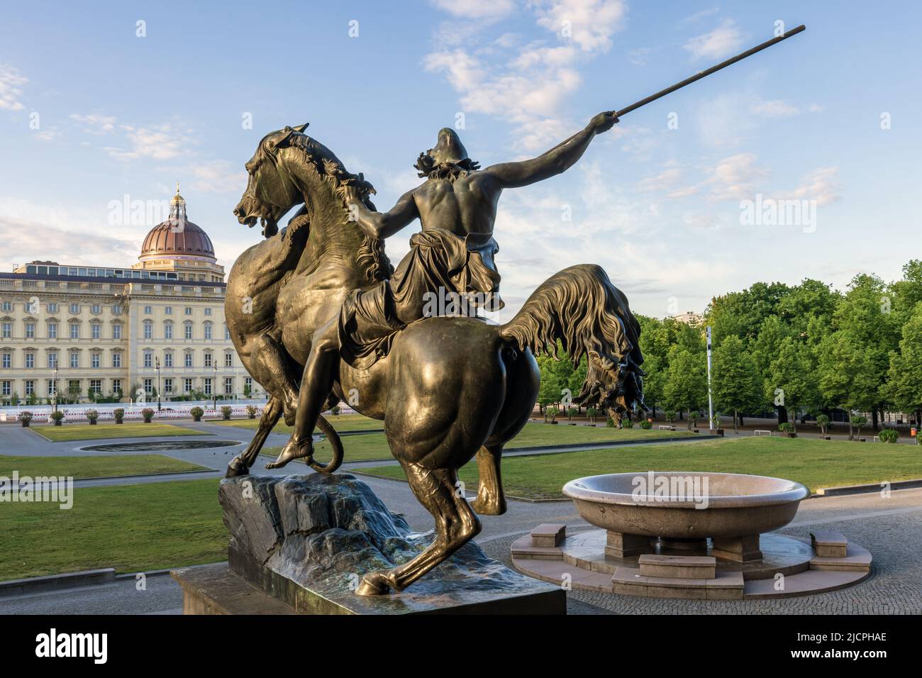 Statue de Lion Fighter par Albert Wolff devant le musée Altes à Berlin, avec le Forum Humboldt au loin. Banque D'Images