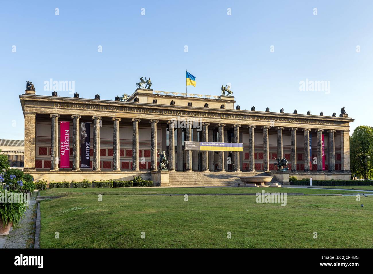 L'ancien musée (Altes Museum) a été construit de 1825 à 1830 par Karl Friedrich Schinkel dans le style du classicisme, Berlin, Allemagne. Banque D'Images