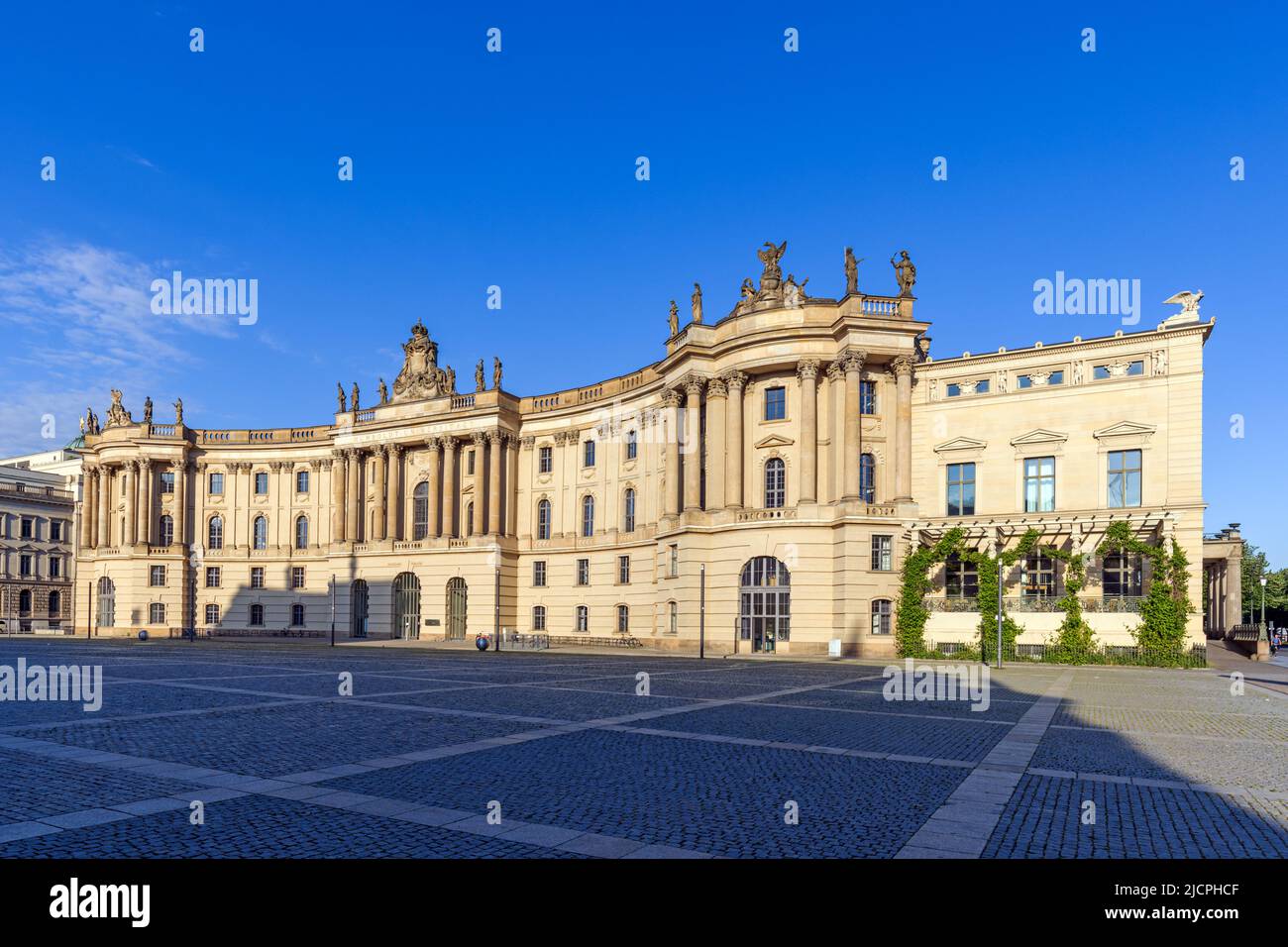 Le bâtiment de la Faculté de droit de l'Université Humboldt sur Bebelplatz, dans le centre de Berlin, en Allemagne Banque D'Images