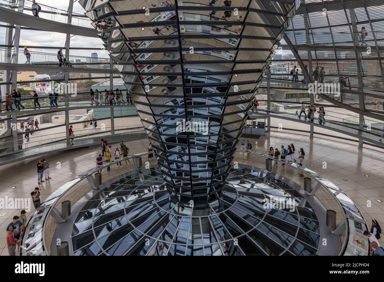 Reichstag, Parlement du Bundestag, intérieur du dôme en verre, architecte Sir Norman Foster, Berlin, Allemagne. Banque D'Images