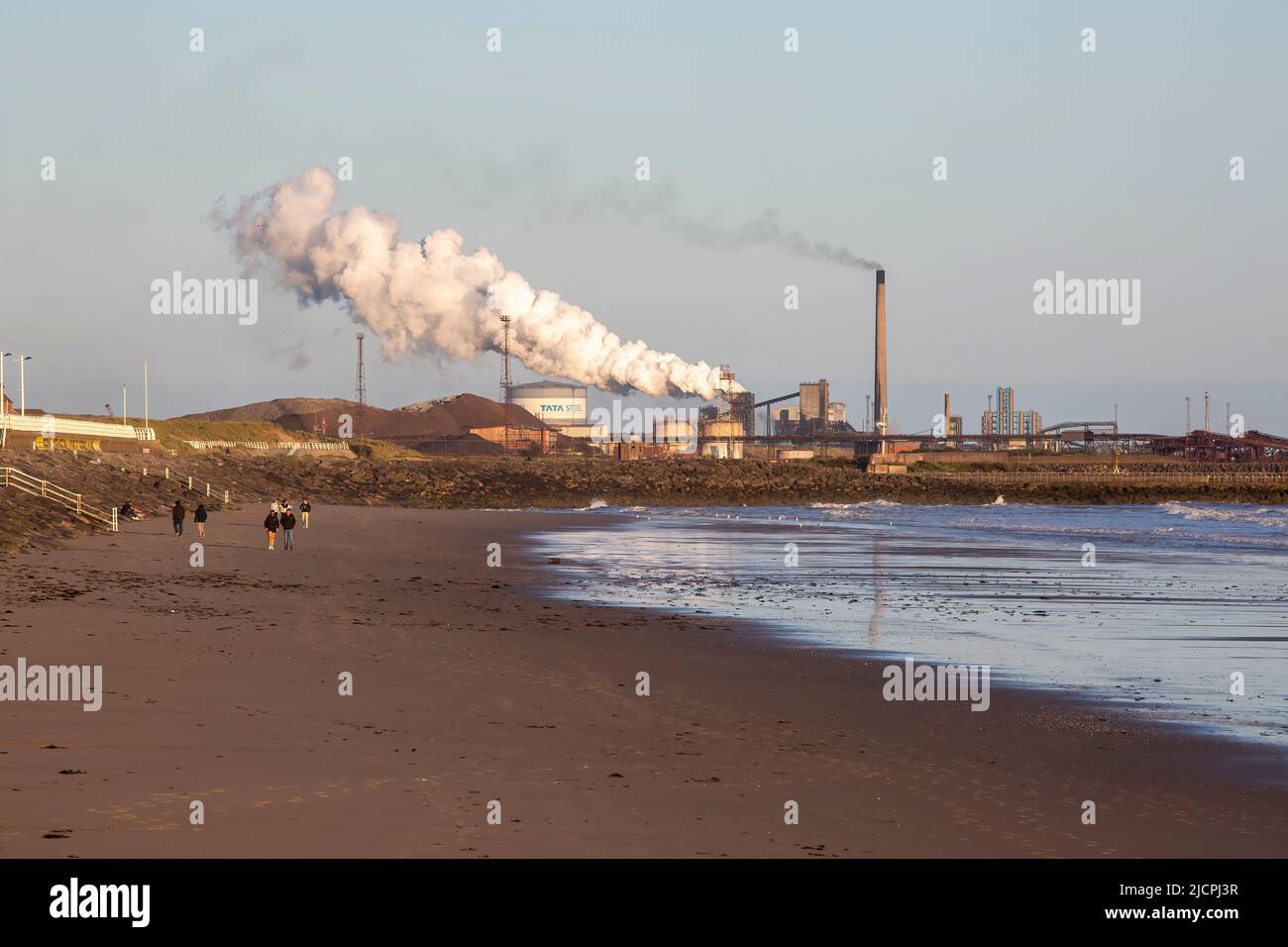 Editorial Port Talbot, Royaume-Uni - 13 juin 2022: Usine d'acier Tata à Port Talbot émettant de la vapeur, photographiée de la plage d'Aberavon, populaire auprès des surfeurs, Banque D'Images